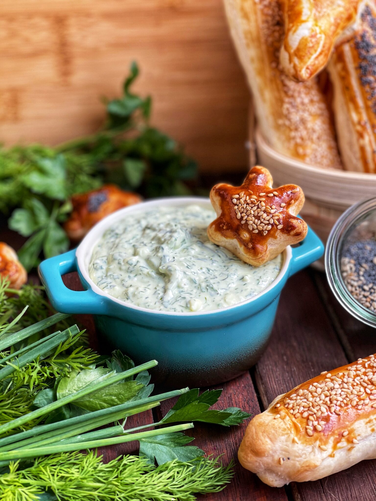 Grüner Kräuterdip mit Blätterteighasenohren - Kochlöffeljunkies