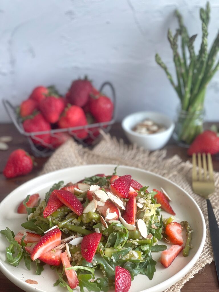 Spargel Rucola Salat mit Quinoa und Erdbeeren - Kochlöffeljunkies