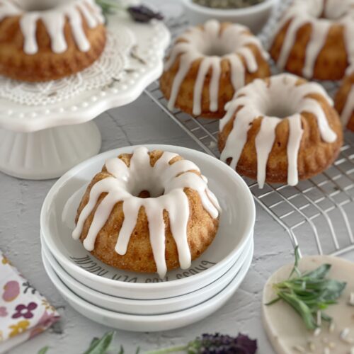 Erfrischender Iced Matcha Latte mit Erdbeerschaum - Kochlöffeljunkies