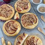 Streuseltaler mit Pflaumen und Griesspudding